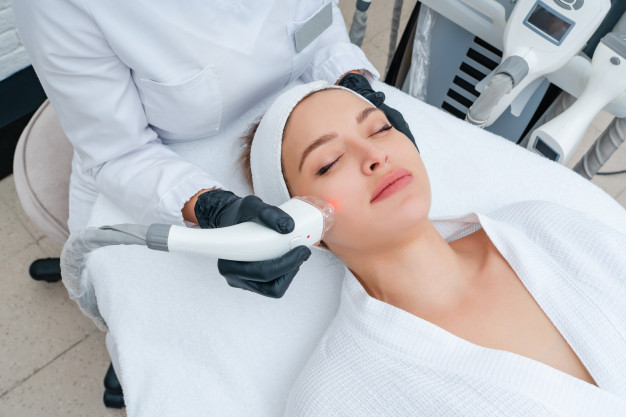 Soin médico-esthétique du visage en clinique