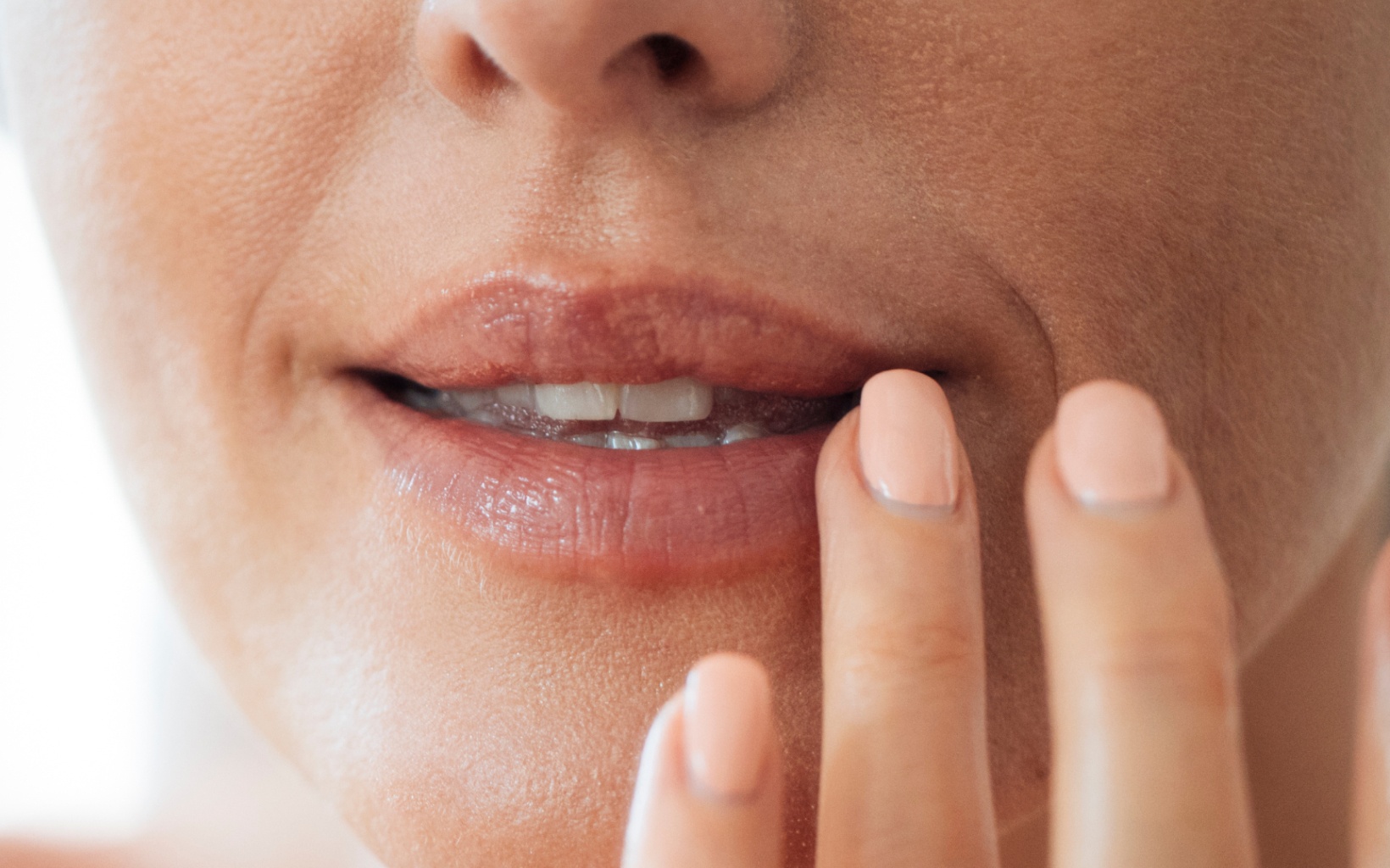 Lèvres asymétriques avec manque de volume et contours irréguliers